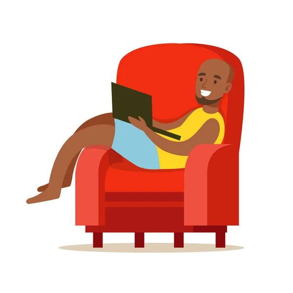 Gelukkig jonge man zitten in een rode fauteuil en het gebruik van de laptop, kleurrijke karakter vector illustratie — Stockvector