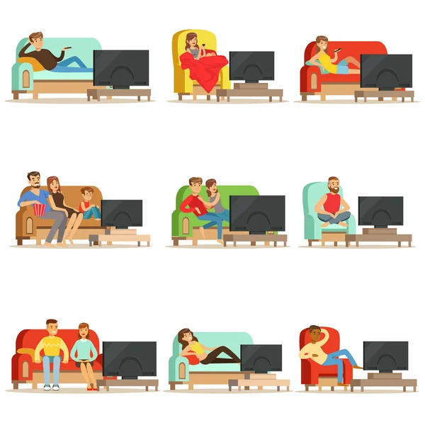 Glada människor tittar på TV sitter i soffan hemma, färgglada illustrationer — Stock vektor