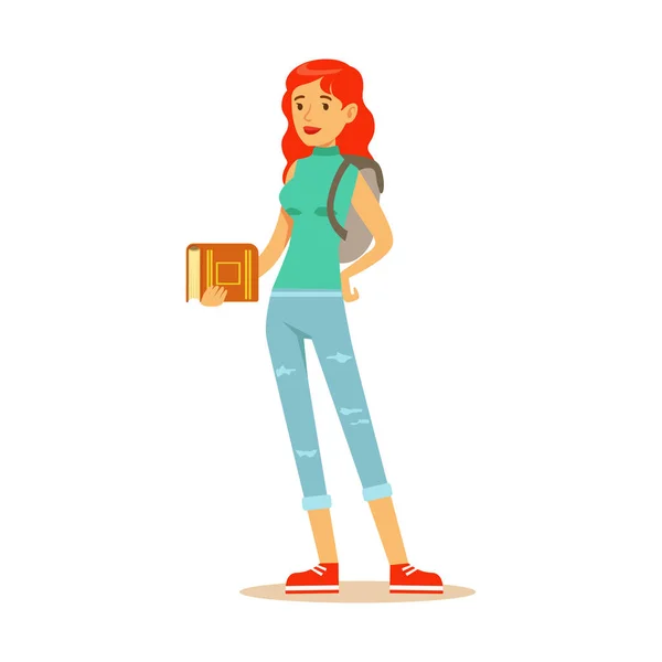 Sonriente estudiante pelirroja con una mochila de pie y sosteniendo un libro en su hamd. Estudiante estilo de vida colorido carácter vector Ilustración — Archivo Imágenes Vectoriales