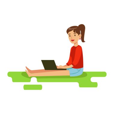 Onu laptop, renkli karakter vektör çizim ile katta oturan genç kadın