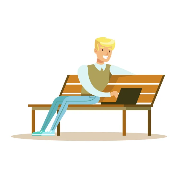 Mladý, usměvavý muž seděl na dřevěné lavičce a pomocí přenosného počítače. Barevný charakter vektorové ilustrace — Stockový vektor