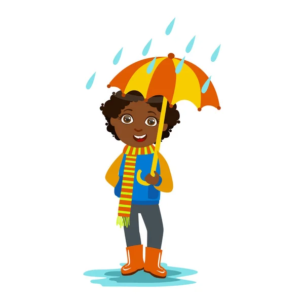 Chico con paraguas abierto de pie bajo gotas de lluvia, niño con ropa de otoño en temporada de otoño disfrutando de la lluvia y el clima lluvioso, salpicaduras y charcos — Archivo Imágenes Vectoriales