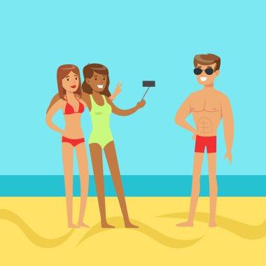 Mutlu kız selfie bir parlak mavi gökyüzü ve denizin, karşı alarak genç adam yakın ayakta gülümseyen