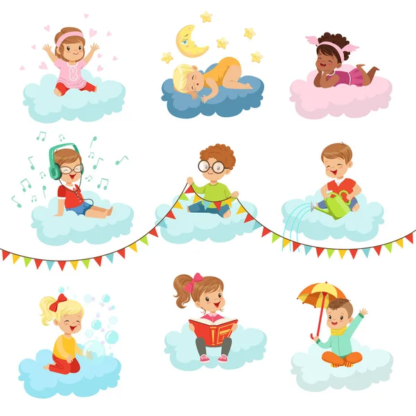 Preciosos niños y niñas sentados en una nube jugando juguetes, escuchando música, leyendo libro, durmiendo, soñando coloridos personajes vector Ilustraciones — Vector de stock