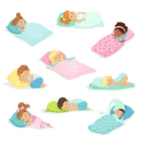 Rozkošné malé chlapce a dívky sladce spát ve svých postelích, barevné znaky vektorové ilustrace — Stockový vektor