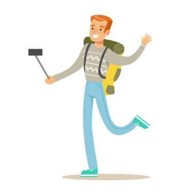 Gülümseyen turist adam ayakta ve akıllı telefonundan selfie fotoğrafı çekmek sırt çantası ile. Renkli karikatür karakter vektör çizim