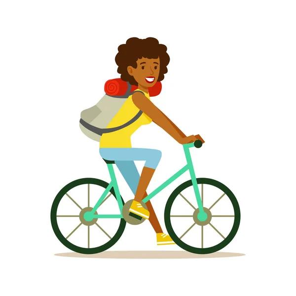 Joven mujer feliz cabalgando en una bicicleta con una mochila, colorido personaje de dibujos animados vector Ilustración — Vector de stock