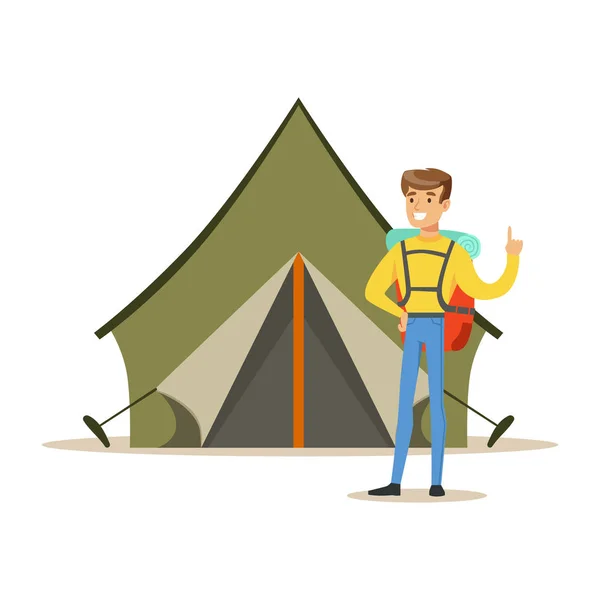 Glimlachende man met een rugzak staande in de buurt van een toeristische tent. Zomer camping kleurrijke cartoon karakter vector illustratie — Stockvector