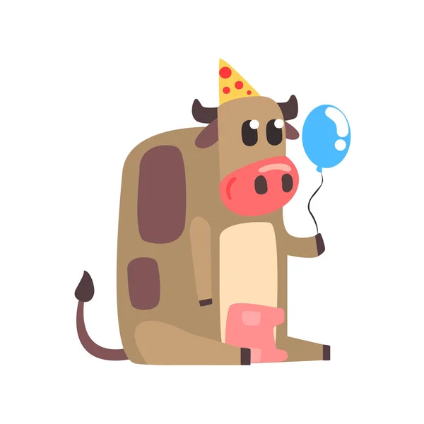 Carino cartone animato mucca in un cappello partito seduto e tenendo palloncino blu. Buon compleanno colorato vettore Illustrazione — Vettoriale Stock