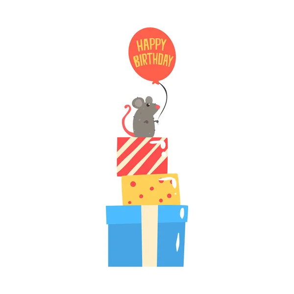 Carino mouse cartone animato seduto su scatole regalo colorate e tenendo palloncino rosso. Buon compleanno colorato vettore Illustrazione — Vettoriale Stock