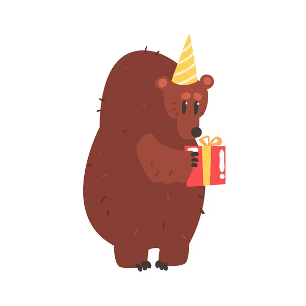 Niedlichen Cartoon-Bär in einem gelben Party-Hut hält rote Geschenkbox alles Gute zum Geburtstag bunte Vektor-Illustration — Stockvektor