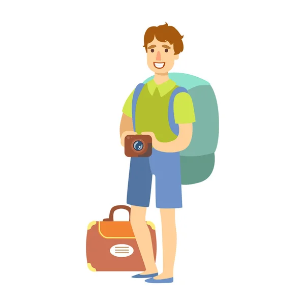 Joven turista de pie con una gran mochila turística y con la cámara en la mano. Personaje colorido de dibujos animados — Vector de stock