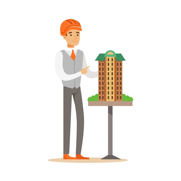 Giovane architetto uomo in casco di sicurezza arancione che presenta il modello di costruzione, colorato personaggio vettore Illustrazione — Vettoriale Stock