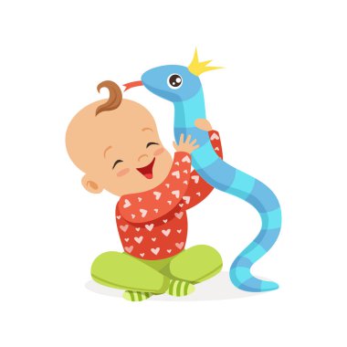 Tatlı gülümseyen bebek oyuncak yılanla, renkli karikatür karakter vektör illüstrasyon iskambil