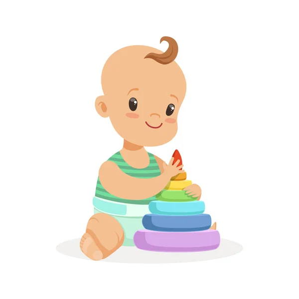 Mignon bébé souriant assis et jouant avec jouet pyramidal, vecteur de personnage de dessin animé coloré Illustration — Image vectorielle