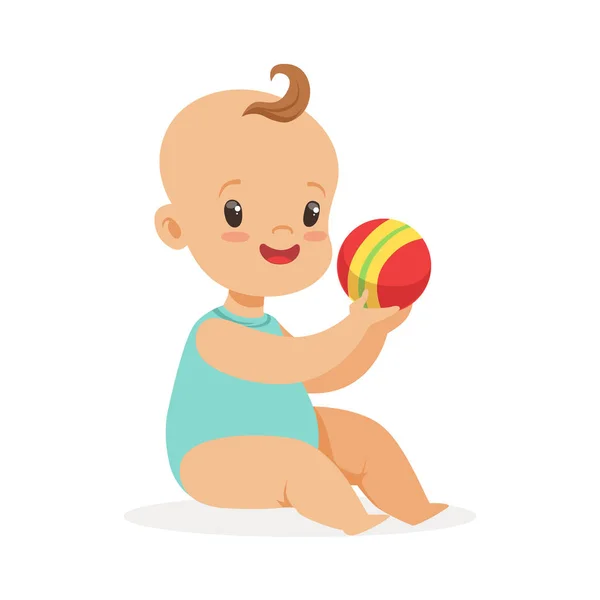 Entzückend lächelndes Baby sitzend und mit einem Ball spielend, bunte Zeichentrickfigur Vektor-Illustration — Stockvektor