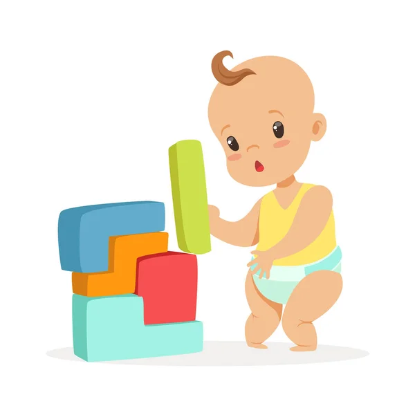 Lindo bebé de pie y jugando con bloques de juguete, colorido personaje de dibujos animados vector Ilustración — Vector de stock