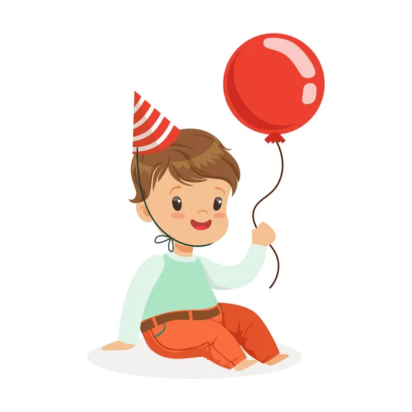 Entzückender kleiner Junge mit rotem Partyhut sitzt und einen roten Ballon in der Hand hält. Kinder Geburtstagsparty bunte Cartoon-Figur Vektor Illustration — Stockvektor