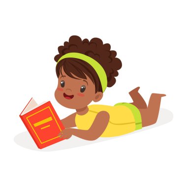 Yerde yatarken ve okuma bir kitap, renkli çizgi film karakteri tatlı Afrikalı kız illüstrasyon vektör