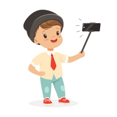 Sevimli küçük çocuk selfie selfie sopayla, renkli karikatür karakter vektör çizim alarak modern giyimleri