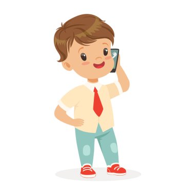 Ayakta ve smartphone üzerinde konuşurken küçük boy gülümseyerek. İllüstrasyon vektör çocuk ve modern teknoloji renkli çizgi film karakteri