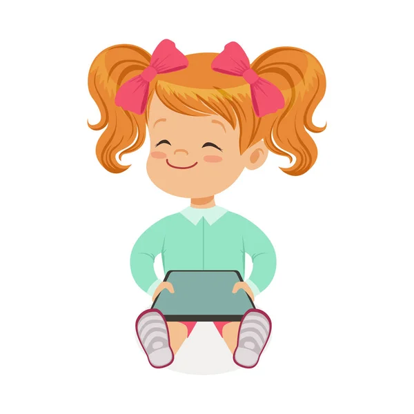 着席およびデジタル タブレットで遊ぶ少女。子供と近代的な技術のカラフルな漫画のキャラクターのベクトル イラスト — ストックベクタ