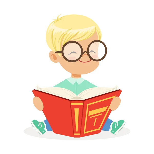 Bonito menino de cabeça torcida usando óculos sentados no chão e lendo um livro, colorido desenho animado personagem vetor Ilustração — Vetor de Stock