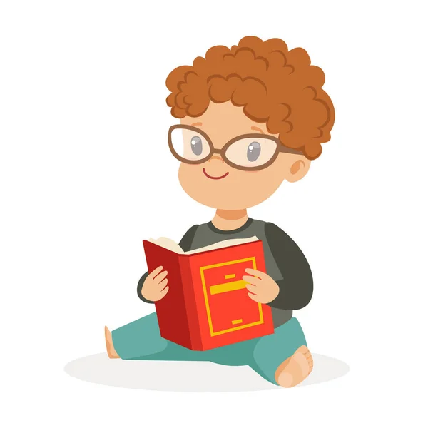 Lindo niño pequeño con gafas sentadas en el suelo y leyendo un libro, colorido personaje de dibujos animados vector ilustración — Vector de stock