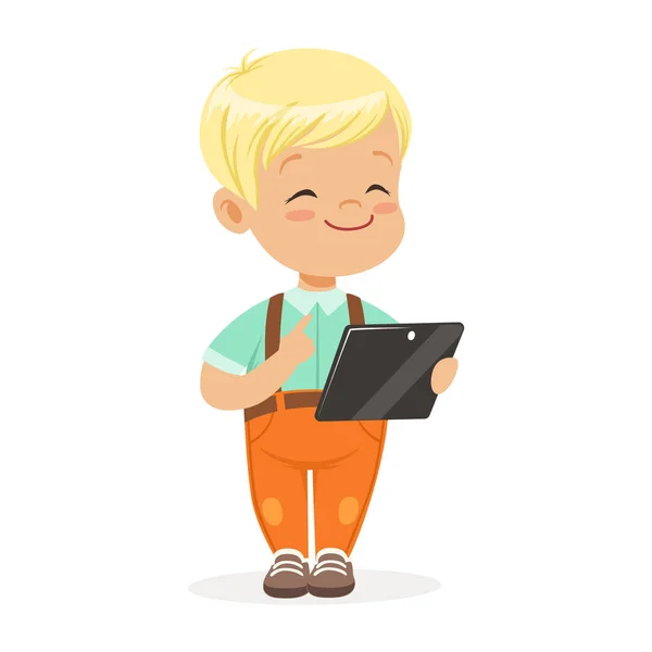 Garotinho sorridente usando tablet digital para brincar. Criança e tecnologia moderna colorido desenho animado personagem vetor Ilustração — Vetor de Stock