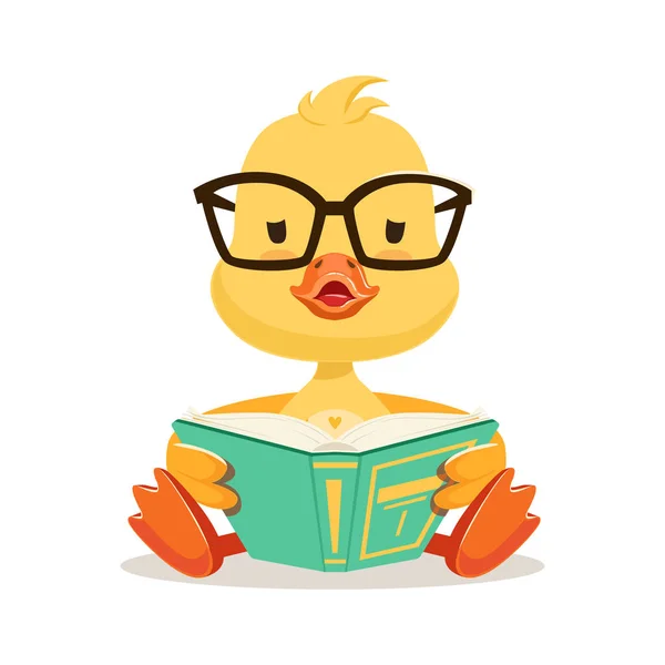 Pequena garota pato amarelo em óculos sentado e leitura livro, bonito emoji personagem vetor Ilustração — Vetor de Stock