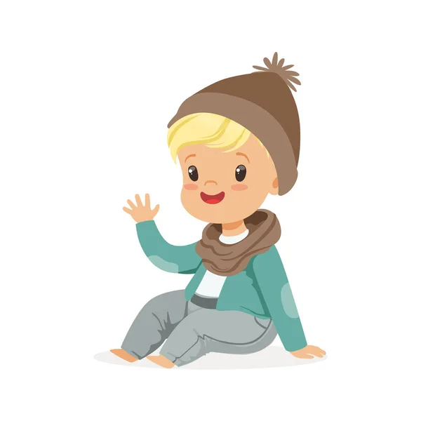 Söta lilla blonda pojken i en brun mössa och halsduk sitter färgglada tecknad karaktär vektor Illustration — Stock vektor