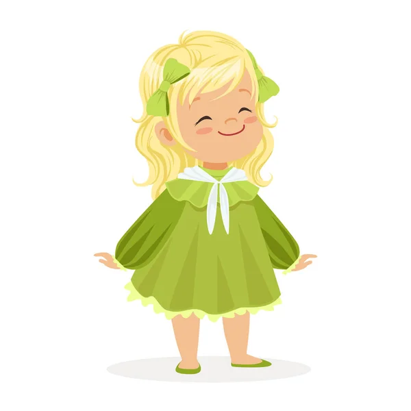 Dulce niña sonriente vestida con vestido verde y arcos colorido personaje de dibujos animados vector Ilustración — Vector de stock