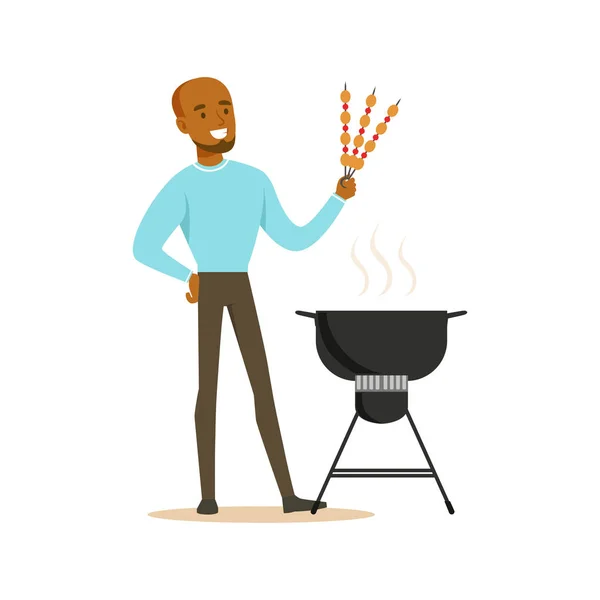 Hombre africano sonriente preparando kebabs de carne en una parrilla de barbacoa vector Ilustración — Vector de stock