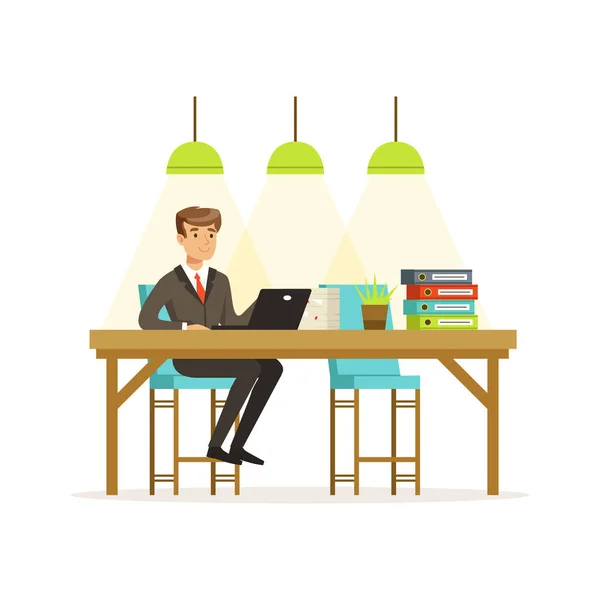 Homme d'affaires souriant en costume travaillant avec un ordinateur portable dans le vecteur de bureau ouvert Illustration — Image vectorielle
