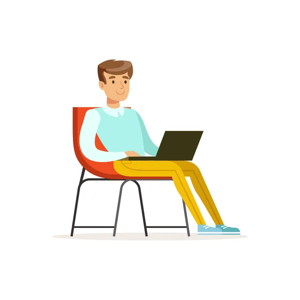 Glimlachend zakenman zittend op een stoel en het werken met de laptop, coworking space vector illustratie — Stockvector