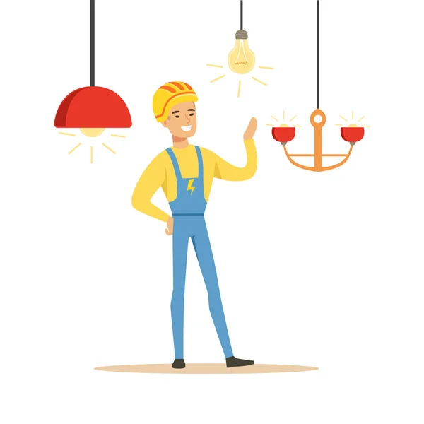 Electricista sonriente en uniforme instalando lámparas de araña, hombre eléctrico realizando obras eléctricas vector Ilustración — Vector de stock