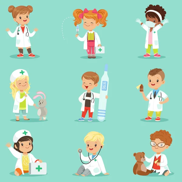 Miúdos adoráveis a brincar aos médicos. Meninos e meninas sorridentes vestidos como médicos brincando com brinquedos ilustrações vetoriais de equipamentos médicos — Vetor de Stock