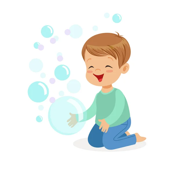 Niño feliz arrodillado jugando burbujas — Vector de stock
