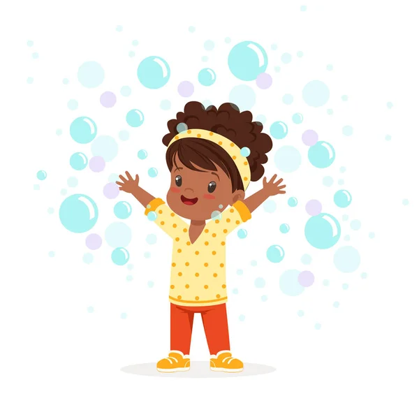 Linda niña feliz jugando burbujas — Vector de stock