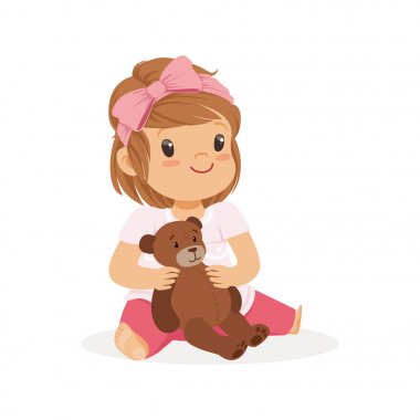 Kız oyuncak ayıyla oynuyor.