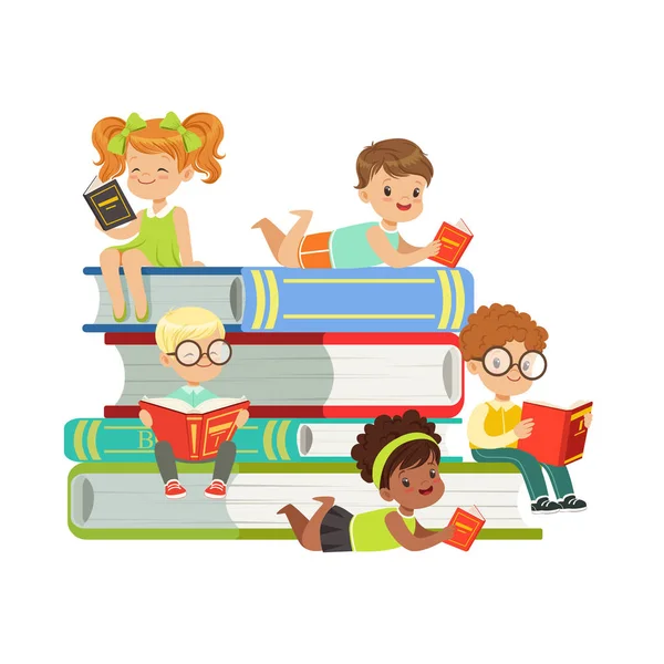 Niños y niñas leyendo libros — Vector de stock