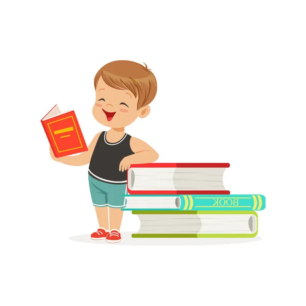 Lindo niño leyendo un libro — Vector de stock