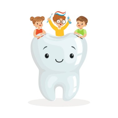 bir büyük gülümseyen diş üzerinde oturan çocuklar