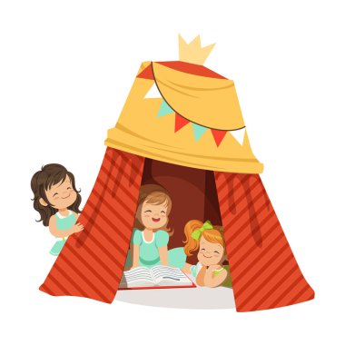 Çocuklar eğleniyor kulübede 