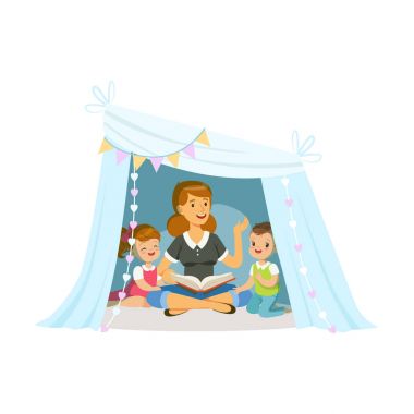 Çocuklar eğleniyor kulübede 