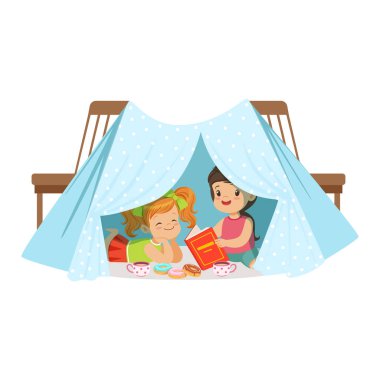 Çocuklar eğleniyor kulübede 