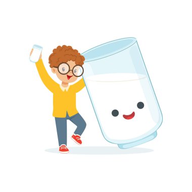 Sevimli küçük çocuk ve süt cam 