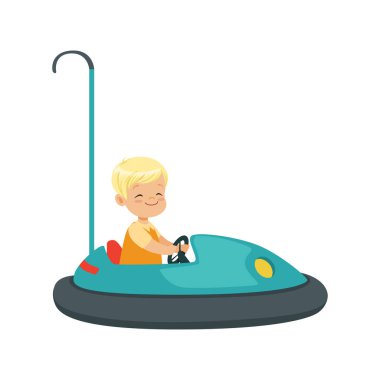 Sevimli çocuk sürme Çarpışan arabalar