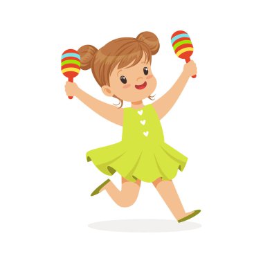 Tatlı küçük kız marakas oynamaktan