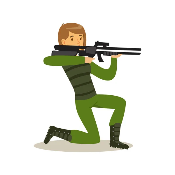 Femmina personaggio soldato in uniforme da combattimento camuffamento in piedi su un ginocchio puntando con fucile d'assalto automatico vettore Illustrazione — Vettoriale Stock